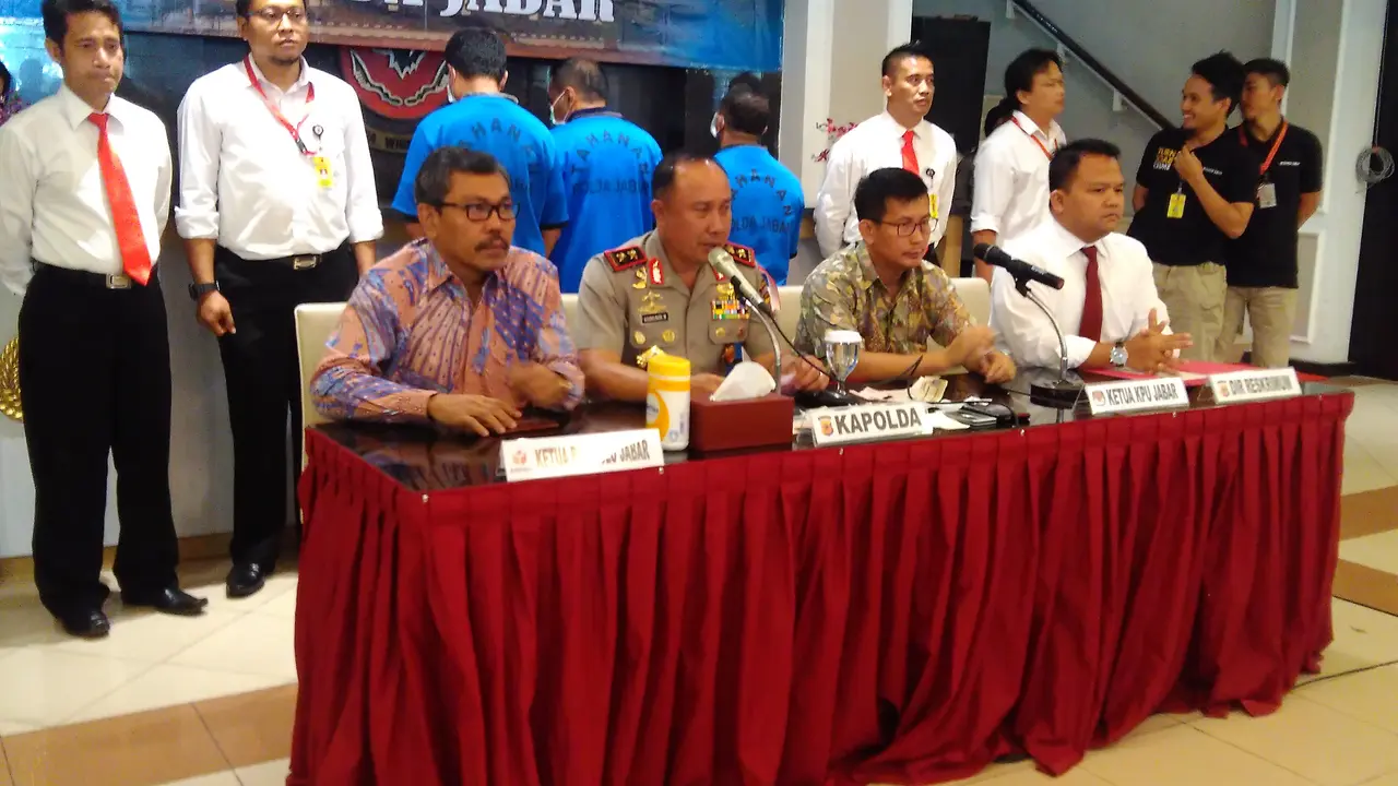 Kapolda Jawa Barat, Irjen Agung Budi Maryoto, merilis kasus suap di Pilkada Garut