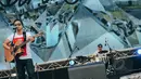 Penampilan Sandhy Sondoro pada Konser Drug Free Asia Afrika di Kawasan Monas, Jakarta, Minggu (19/4/2015). Konser dalam rangkaian KAA itu bertujuan sebagai kampanye pencegahan penyalahgunaan narkotika di kawasan Asia Afrika. (Liputan6.com/Faizal Fanani)