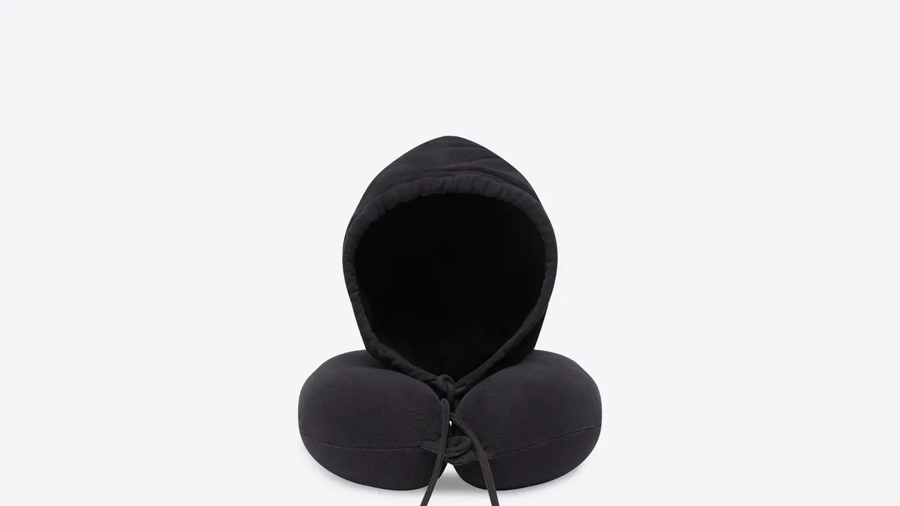 Bantal Travel dengan Hoodie dari Balenciaga Seharga Rp9,1juta, Tertarik Beli?