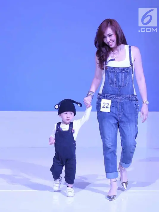 Ibu bersama anaknya berjalan saat mengikuti fashion show Fabalous Mom and Kids 2018 di Fimela Fuchsia Market 2018 di Kota Kasablanka, Jakarta (27/5). (Liputan6.com/Faizal Fanani)