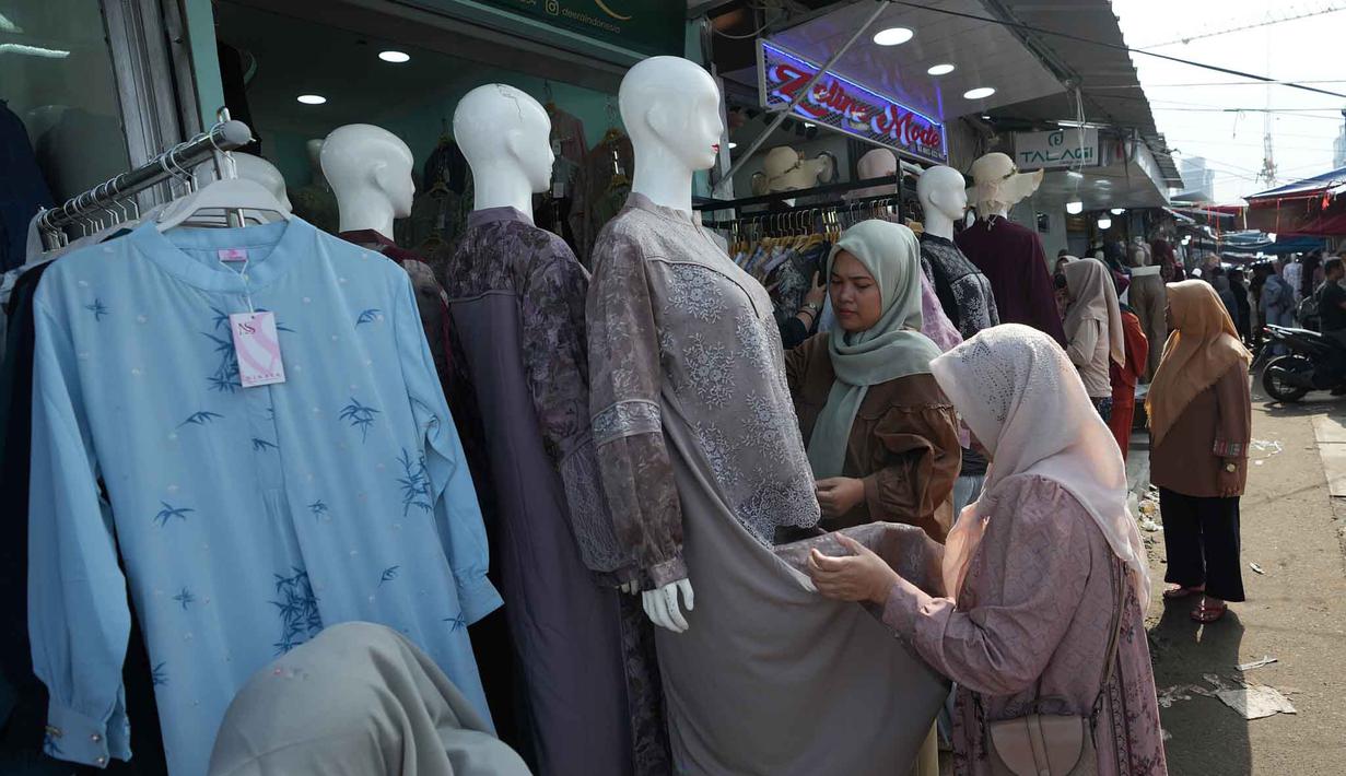 Warga berbelanja pakaian sebagai persiapan perayaan Idul Fitri di salah satu pasar musiman di Jakarta, Senin 9 Maret 2026. Pasar Tasik Cideng menjadi alternatif bagi warga Jakarta dan sekitarnya mencari pakaian khas muslim yang mengikuti tren terkini, mulai dari gamis, tunik, hingga aneka busana Lebaran berkualitas. (AP Photo/Achmad Ibrahim)