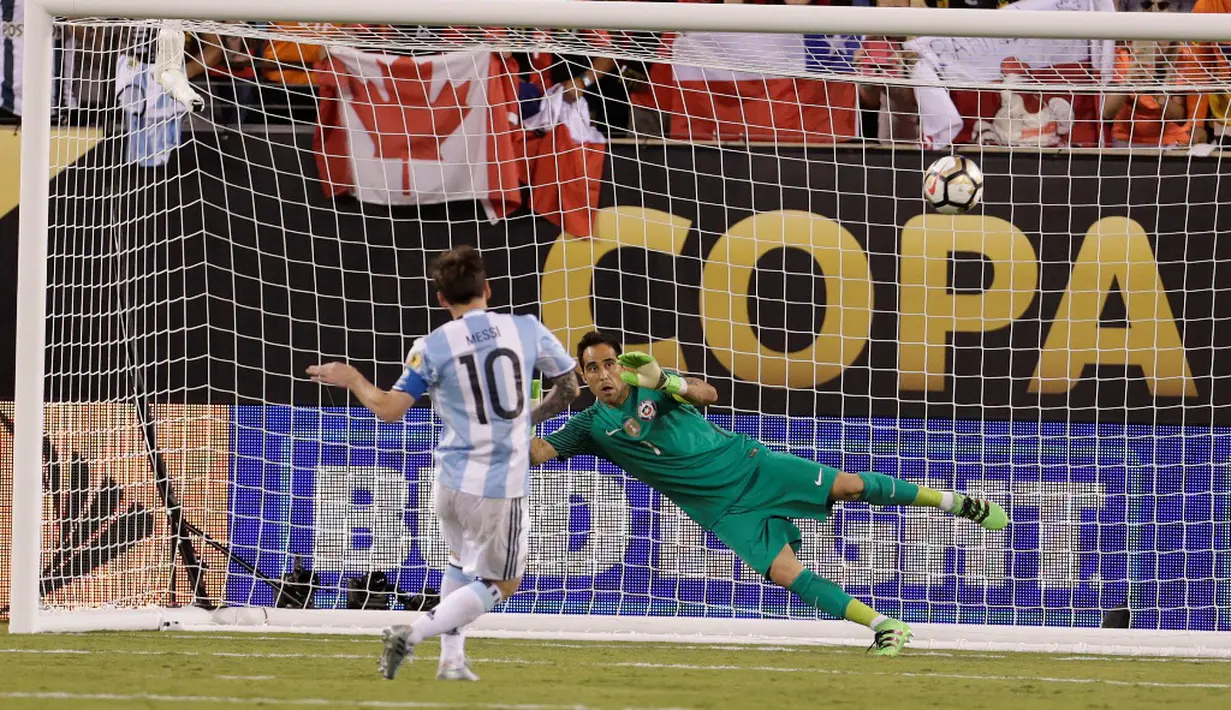 Sebagai penendang pertama, bola tendangan Lionel Messi melambung di atas gawang saat adu penalti melawan Cile di final Copa America Centenario 2016, Senin (27/6/2016) pagi WIB. (Reuters/Adam Hunger-USA Today Sports)