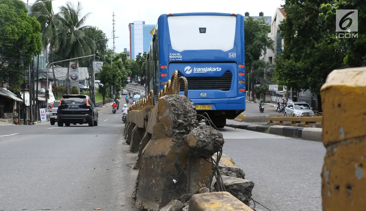 Kondisi pembatas jalur bus transjakarta yang rusak di Jalan Warung Jati Barat, Jakarta, Minggu (10/2). Kurangnya perawatan menyebabkan sejumlah pembatas di kawasan tersebut rusak sehingga butuh penanganan. (Liputan6.com/Immanuel Antonius)