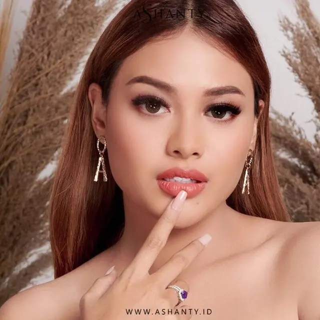 7 Gaya Pemotretan Aurel Hermansyah dengan Floral Dress, Tampil Menawan
