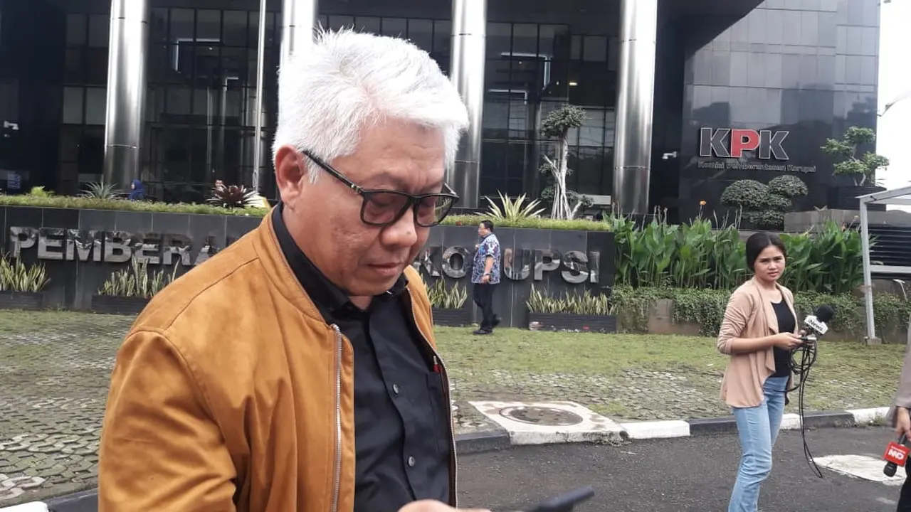 Dirut PT Jakpro Dwi Wahyu Daryoto keluar dari Gedung Komisi Pemberantasan Korupsi (KPK)
