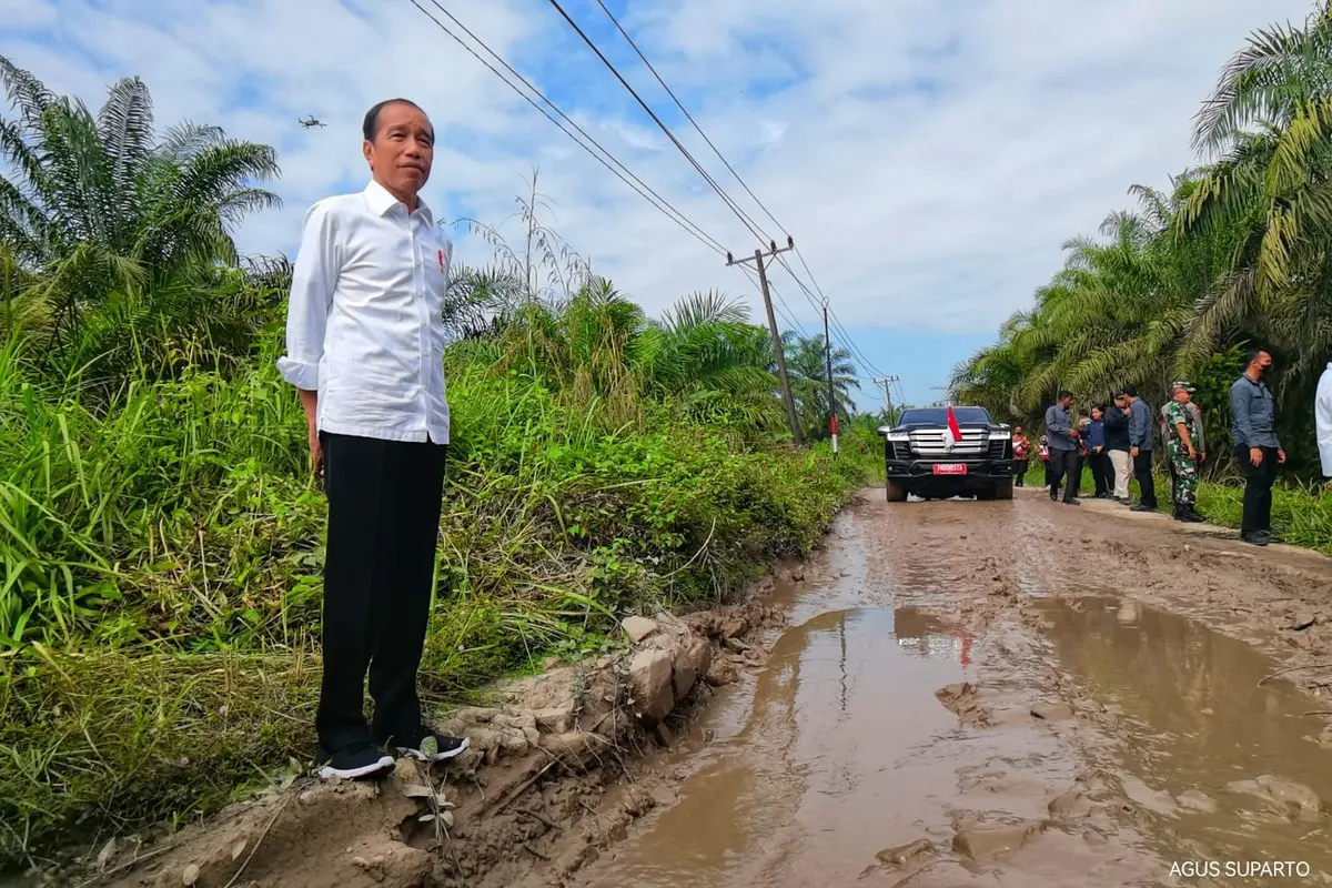 Presiden Joko Widodo atau Jokowi meninjau jalan rusak di Sumatera Utara