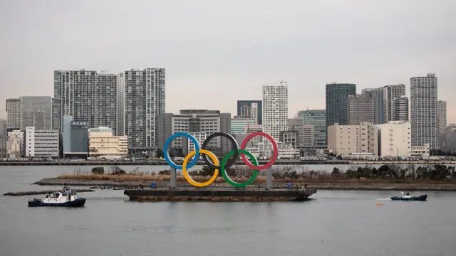 Cincin Olimpiade Raksasa Mejeng di Tokyo