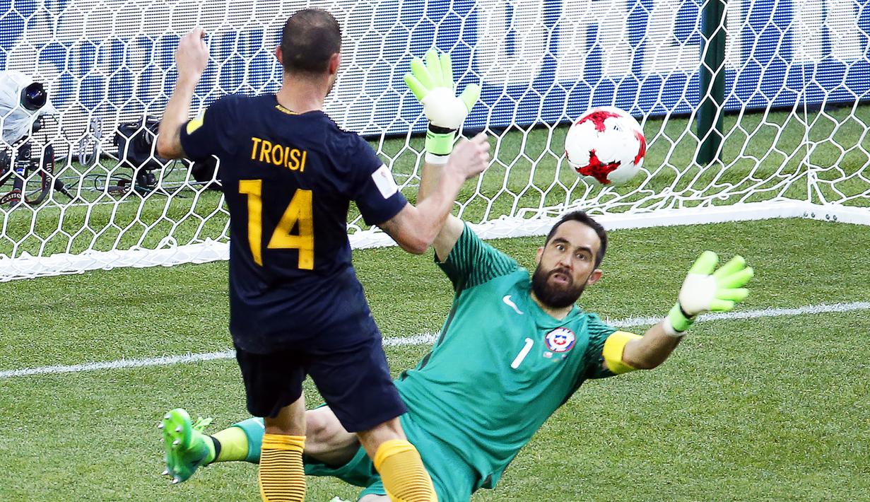 Gelandang Australia, J. Troisi, mencetak gol ke gawang Cile pada laga Grup B Piala Konfederasi 2017 di Arena Otkrytiye, Moskow, Minggu (25/6/2017). Cile bermain imbang 1-1 dengan Australia. (EPA/Sergei Chirikov)