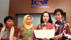 Anggota Pansel Capim KPK Betty Alisjahbana (kedua kanan) didampingi Anis Hidayah, Lelyana Santosa, Tri Mumpuni menyampaikan pernyataan sikap kriminalisasi terhadap Bambang Widjojanto di ICW, Jakarta, Senin (12/10/2015). (Liputan6.com/Immanuel Antonius)