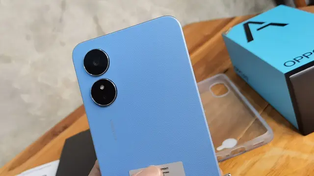 Desain retro ultra slim ala Oppo A17 menampilkan tekstur kulit. Liputan6.com/Iskandar