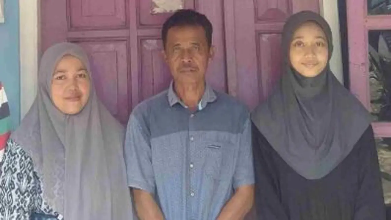 Fitra Faradilla bersama keluarganya yang bukan dari kalangan berada. (Foto: Heni Purwono untuk Liputan6.com)