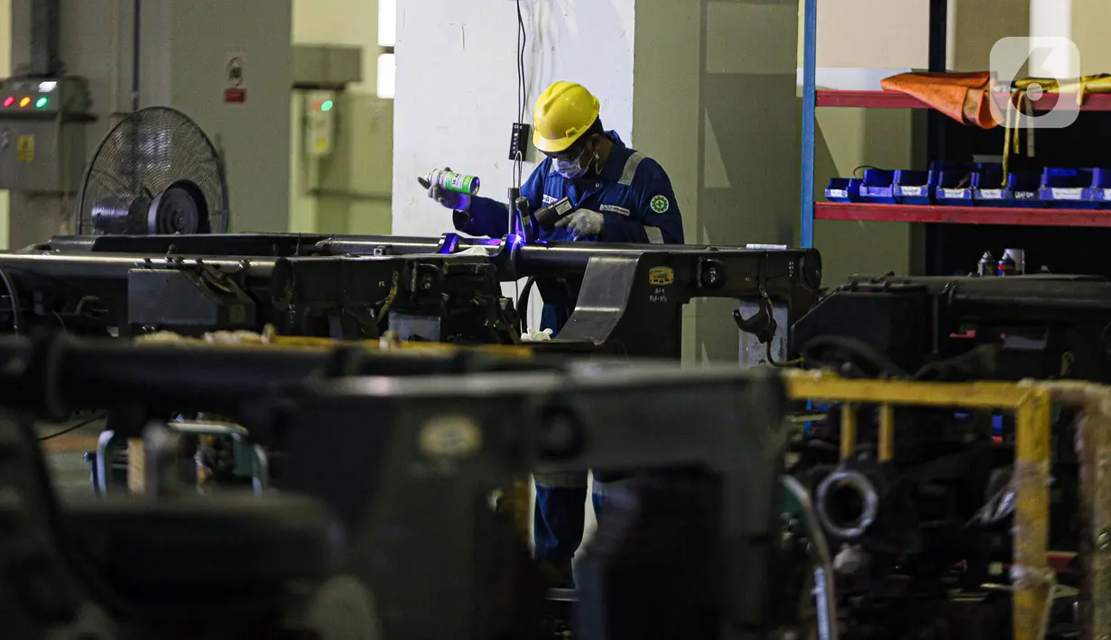 Pemeriksaan dan perawatan ringan rangkaian kereta LRT Jakarta tersebut dilakukan secara berkala guna memberikan keamanan dan kenyamanan bagi penumpang. (Liputan6.com/Faizal Fanani)
