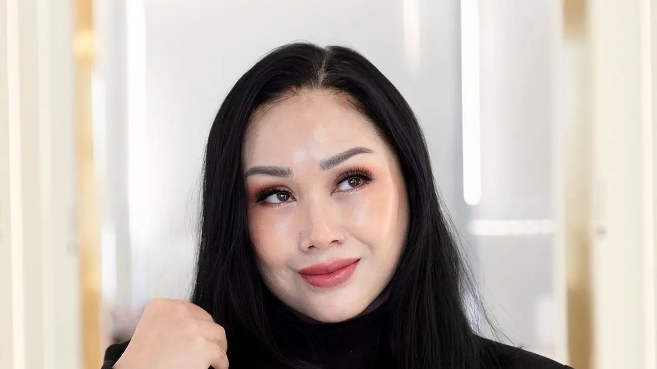 8 Potret Makeup Minimalis Titi DJ usai Operasi Anti Aging, Makin Awet Muda di Usia 56 Tahun