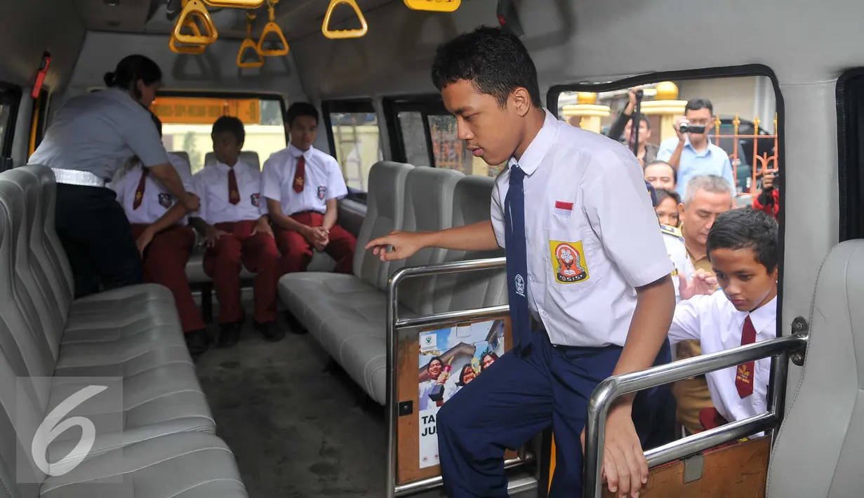 Sejumlah siswa saat menaiki bus sekolah khusus bagi pelajar penyandang disabilitas di Jakarta, Selasa (2/2). Pemprov DKI Jakarta melalui Dishub memfasilitasi kendaraan bus sekolah gratis untuk pelajar berkebutuhan khusus. (Liputan6.com/Gempur M Surya)
