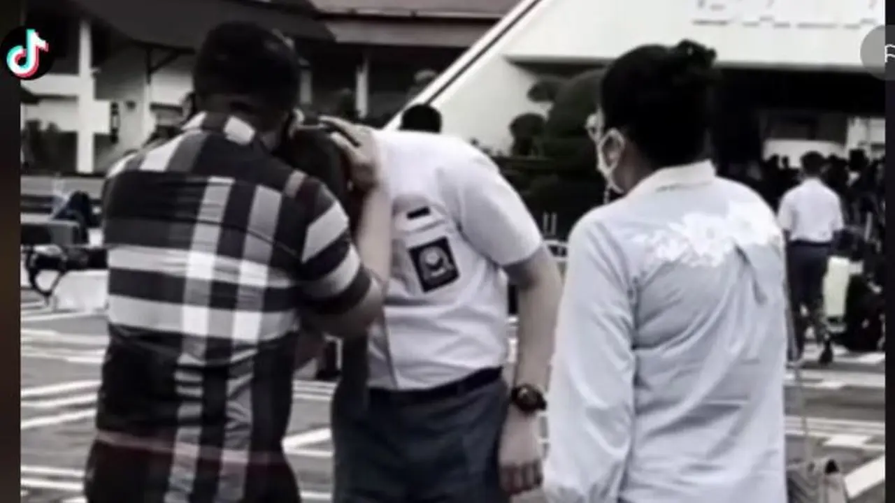 Ayah dan Ibunya Tak Hadir, Anak Ferdy Sambo Foto Bareng Orangtua Lain di Hari Kelulusan SMA.  foto: TikTok @boxx.sambo
