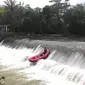 Seorang PNS Kabupaten Sumedang ditemukan tewas saat mengikuti arung jeram di Sungai Cisadane, Kabupaten Bogor (Liputan6.com/Achmad Sudarno)