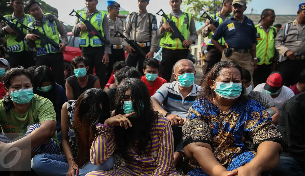 Sejumlah warga yang diduga sebagai pengedar dan pengguna narkoba diciduk petugas Polres Jakut saat penggerebekan di Kampung Bahari, Tanjung Priok, Jakarta, Kamis (25/8). Penggerebekan melibatkan ratusan personel gabungan. (Liputan6.com/Faizal Fanani)