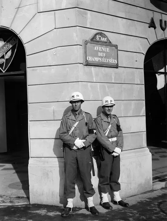 Dua tentara polisi militer AS berpatroli di Champs Elysees Avenue, pada November 1944 di Paris. (AFP Photo)