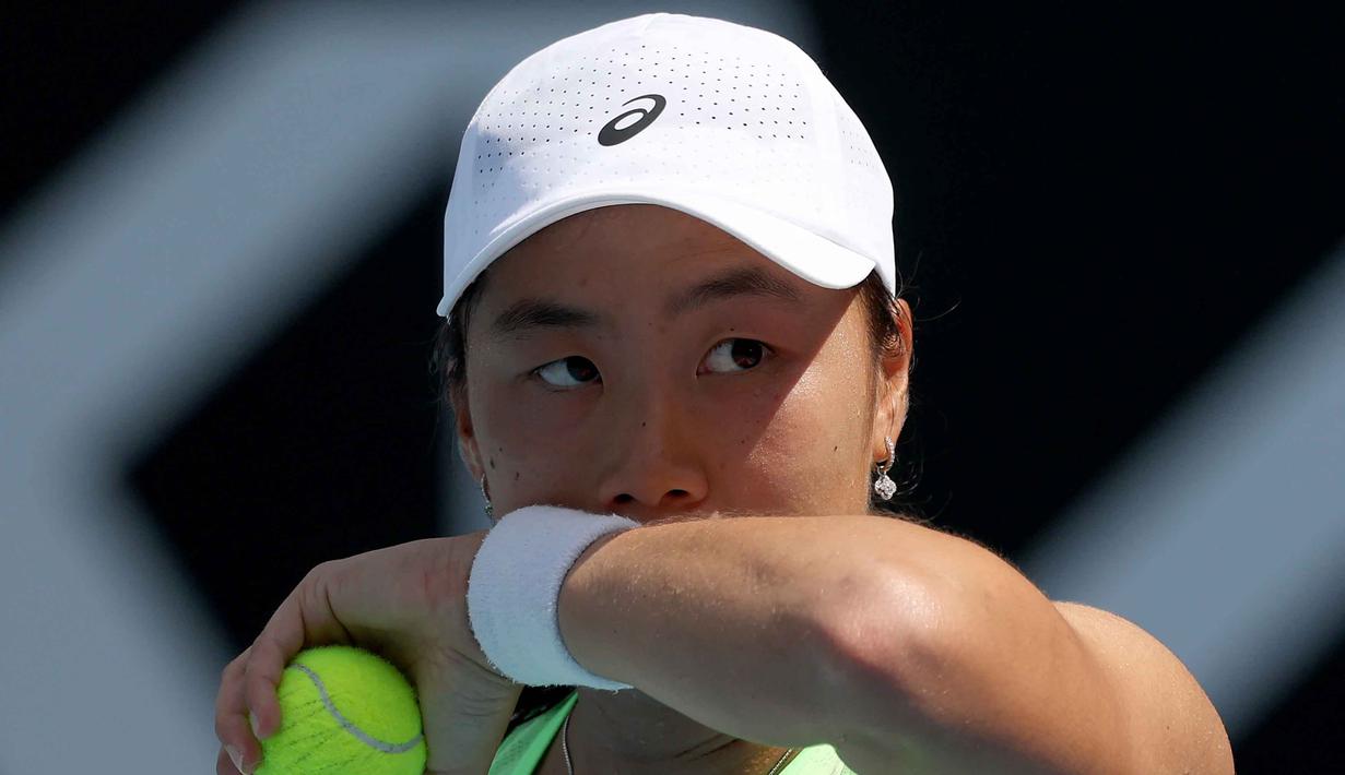 Kemenangan ini mengantar Janice Tjen lolos ke babak kedua Australia Open 2026. 
Tampak dalam foto, Janice Tjen dari Indonesia bersiap untuk melakukan servis kepada Leylah Fernandez dari Kanada selama pertandingan tunggal putri hari ketiga turnamen tenis Australia Terbuka di ANZ Arena, Melbourne Park, pada 20 Januari 2026. (DAVID GRAY/AFP)