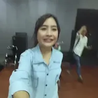 Vlog kali ini, Prilly ngajak kita untuk melihat persiapan manggung Young Girls di malam puncak Ulang Tahun SCTV pada tanggal 24 Agustus mendatang. Intip yuk bagaimana ya penampilan Young Girls nanti! 