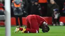 Pemain Liverpool, Sadio Mane bersujud setelah mencetak gol ke gawang Manchester City pada leg pertama perempat final Liga Champions di Anfield, Liverpool, Inggris, Rabu (4/4). Liverpool menang tiga gol tanpa balas. (Anthony Devlin/AFP)