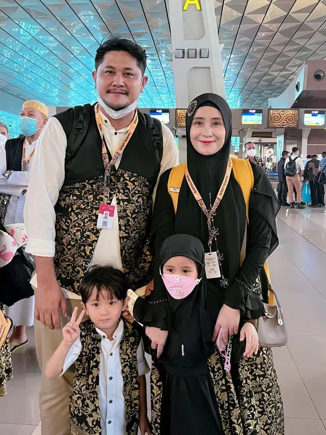 Umroh Sekeluarga, Ini 6 Momen Puadin Redi dan Ryana Dea Bertolak ke Tanah Suci