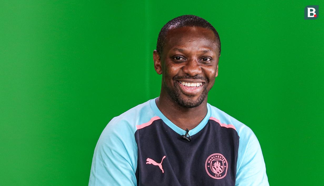 Legenda Manchester City, Shaun Wright-Phillips memberikan keterangan saat syuting di SCTV Tower, Senayan, Jakarta, Kamis (28/09/2023). (Bola.com/Bagaskara Lazuardi)