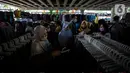 Pengunjung melihat-lihat pakaian yang dijual di Pasar Tanah Abang, Jakarta Pusat, Minggu (2/5/2021). Pusat Grosir Pasar Tanah Abang ramai didatangi pengunjung yang berbelanja menjelang Lebaran dengan berdesak-desakan tanpa jaga jarak. (Liputan6.com/Johan Tallo)