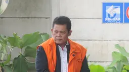 Walikota Pasuruan Setiyono berjalan akan menjalani pemeriksaan lanjutan di gedung KPK, Jakarta, Jumat (11/1). Setiyono diperiksa sebagai tersangka terkait dugaan suap sejumlah proyek di wilayah Kota Pasuruan, Jawa Timur. (Merdeka.com/Dwi Narwoko)