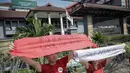 Pendukung Basuki Tjahaja Purnama atau Ahok membentangkan kain saat kembali menggelar aksi di depan Pengadilan Tinggi DKI Jakarta, Jumat (12/5). Mereka berharap agar Pengadilan Tinggi mengabulkan penangguhan penahanan Ahok. (Liputan6.com/Faizal Fanani)