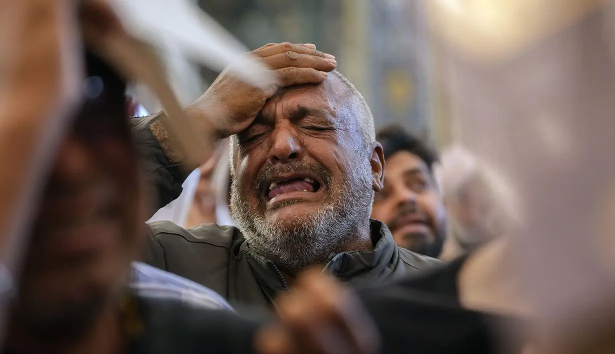<p>Mereka dengan penuh semangat menunggu penampakan bulan untuk mengetahui tentang tanggal pasti lailatulqadar di Irak. (AP Photo/Hadi Mizban)</p>