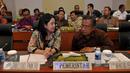 Menko PMK Puan Maharani berbincang dengan Menko Perekonomian Darmin Nasution disela rapat kerja dengan Banggar DPR di Jakarta, Selasa (13/10). Rapat itu membahas RKAKL Kemenko dalam RAPBN 2016.(Liputan6.com/Johan Tallo)