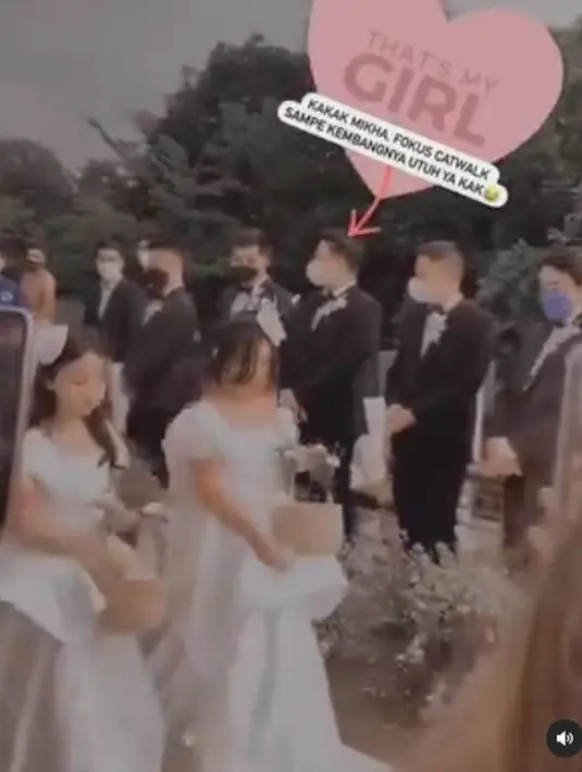 Terlalu fokus jalan mengiringi Tere, Mikha tampak lupa dengan bunga yang ia bawa. (Foto: Instagram/ Nia Ramadhani Update).