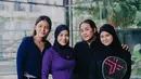Terlihat Aurel pun tampil dengan riasan wajah natural. Wajahnya tampak glowing tidak ada masalah di wajahnya.[@aurelie.hermansyah]