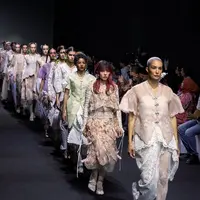 Nadya Hutalagung, Ponysmakeup, dan Zsa Zsa Utari sukses gebrak panggung Dubai Fashion Week 2025. Ketiganya jadi muse untuk peragakan busana dari desainer lokal, Toton [@totohthelabel]
