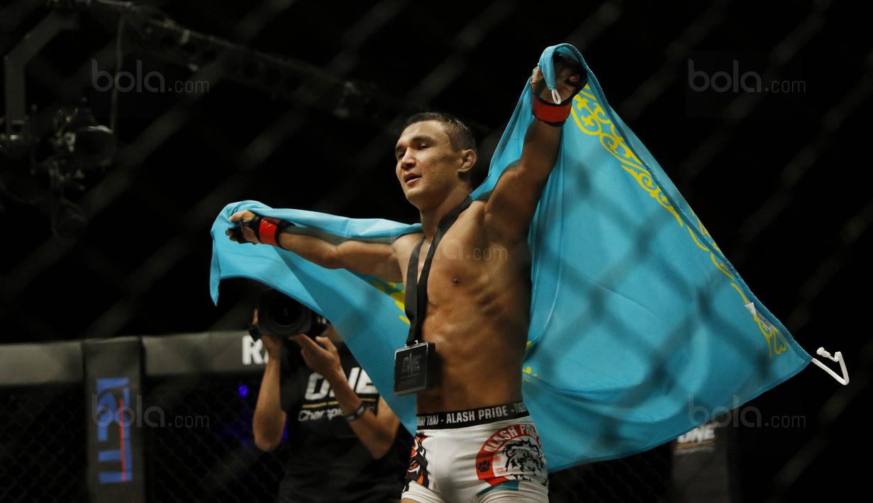 Petarung Kazakhstan, Kairat Akhmetov, melakukan selebrasi usai mengalahkan petarung Filipina, Geje Eustaquio, pada One Champhionship di JCC, Senayan, Sabtu (16/9/2017). Kairat Akhmetov, menang poin atas Geje Eustaquio. (Bola.com/M Iqbal Ichsan)