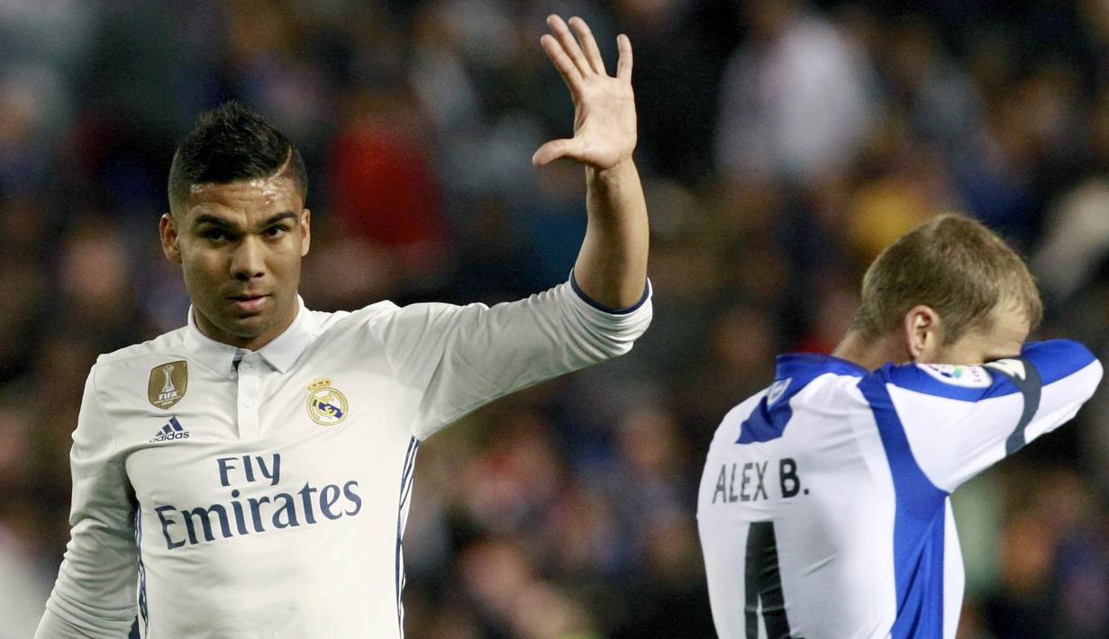 Gelandang Real Madrid, Casemiro, merayakan gol yang dicetaknya ke gawang Deportivo pada laga La Liga di Stadion Riazor, La Coruna, Rabu (26/4/2017). Deprtivo kalah 2-6 dari Madrid. (EPA/Cabalar) 