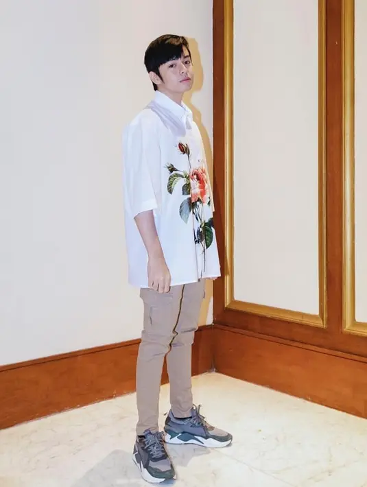 Bukan hanya saat tengah berlibur, gaya kasual Angga Yunanda yang tetap stylish juga terlihat saat ia menghadiri sebuah acara. Penampilan Angga dengan kemeja putih bergambar bunga dan dipadukan dengan celana berwarna khaki ini membuatnya semakin tampan.(Liputan6.com/IG/@anggayunandareal16)