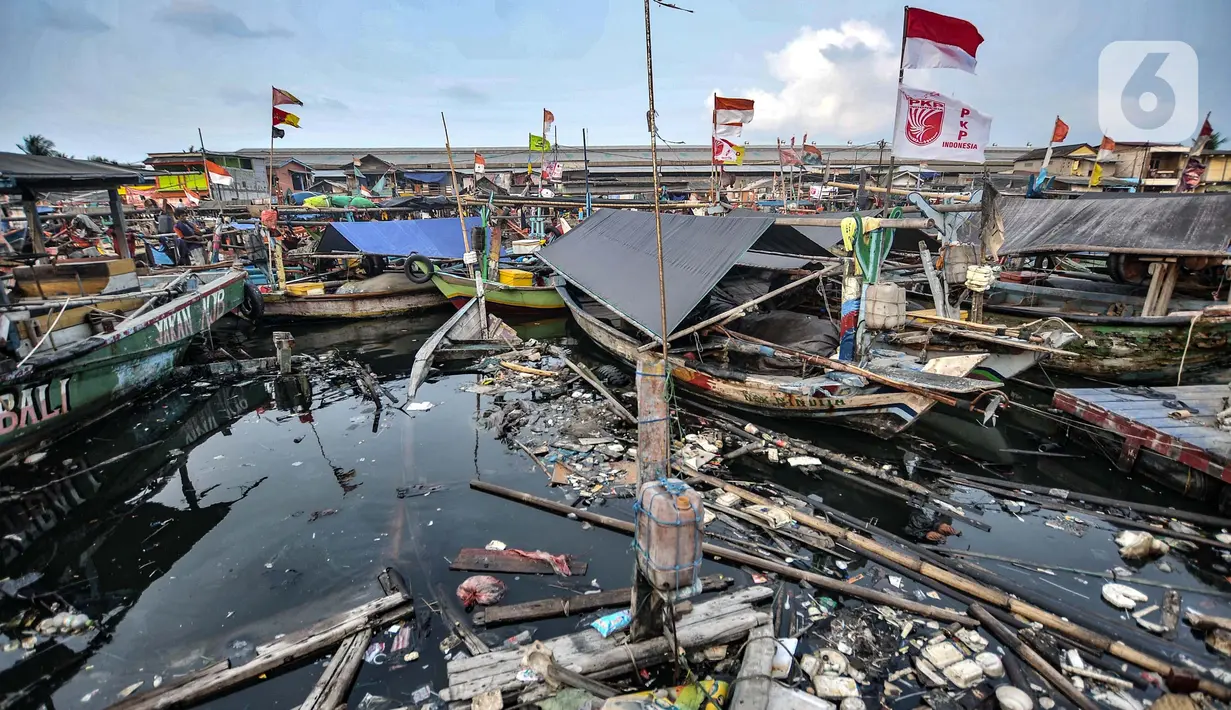 Tumpukan sampah laut yang mencemari Kampung Nelayan Cilincing, Jakarta Utara, Selasa (8/6/2021). Dimana sampah tersebut sekitar 12.785 ton berasal dari aktivitas di laut. (merdeka.com/Iqbal S. Nugroho)