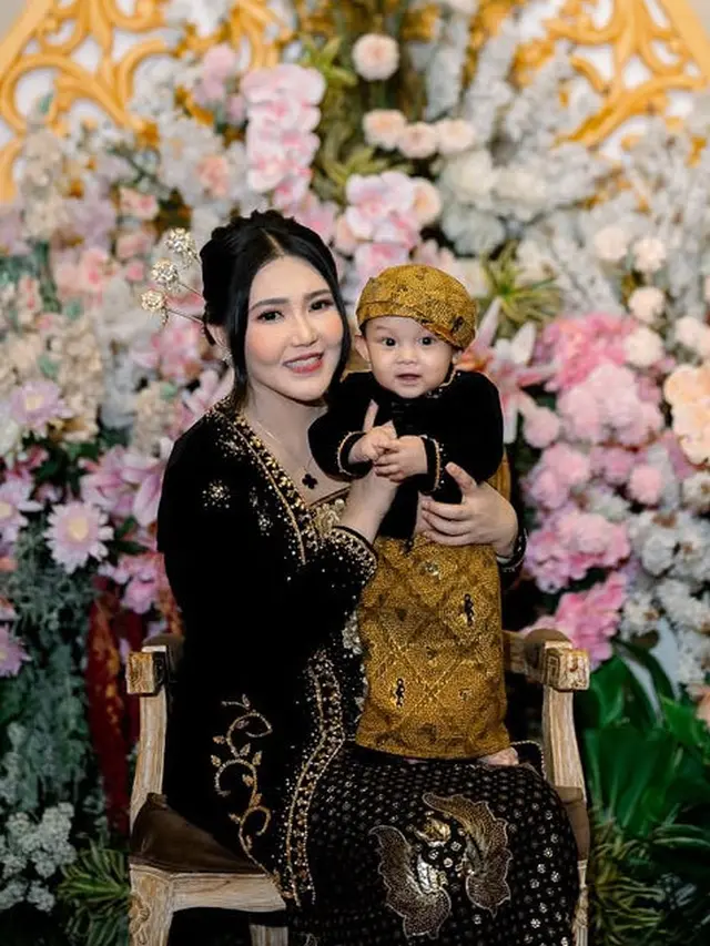 Pesona Via Vallen saat Tedak Siten Adat Jawa Putranya di Usia 7 Bulan. [@viavallen]
