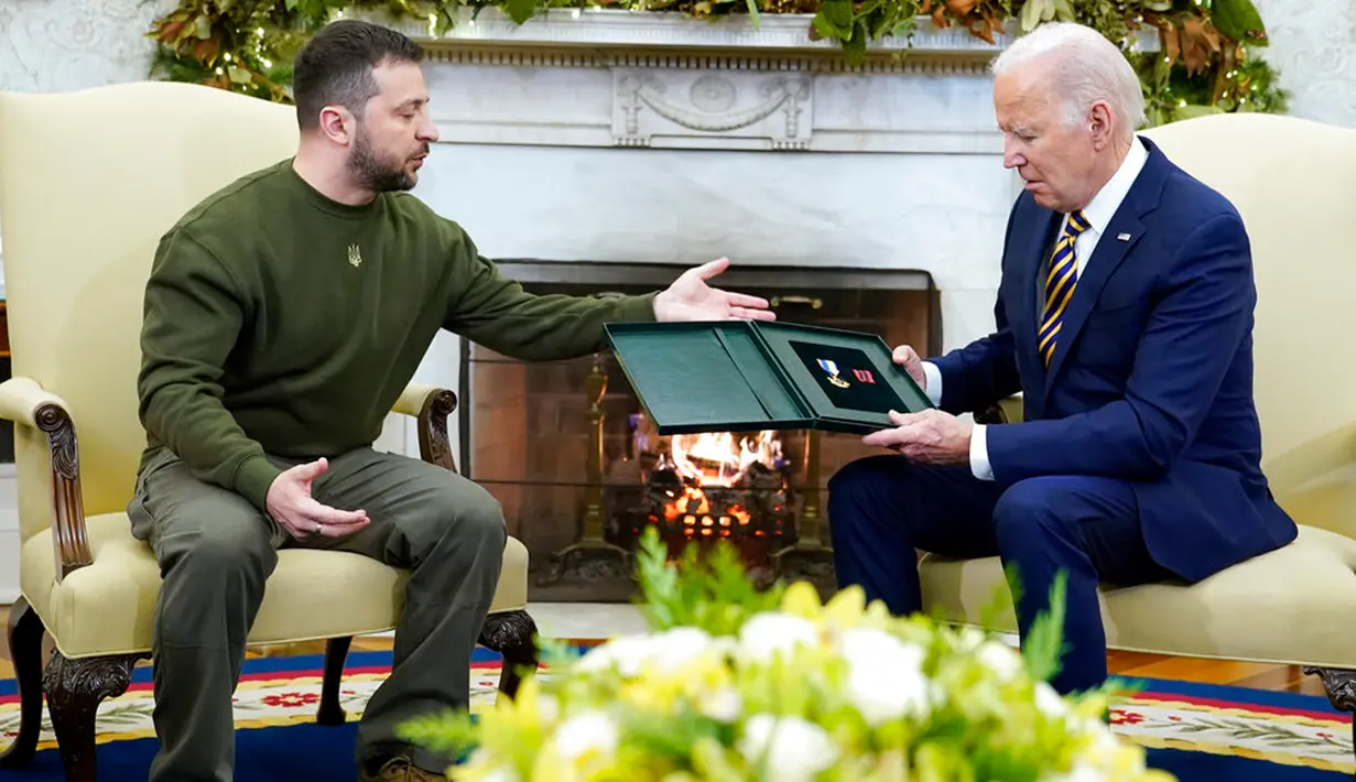 Presiden Ukraina Volodymyr Zelenskyy berbicara setelah memberikan hadiah kepada Presiden Amerika Serikat Joe Biden saat mereka bertemu di Oval Office Gedung Putih, Washington, Amerika Serikat, 21 Desember 2022. Kunjungan ke AS adalah perjalanan pertama Zelenskyy ke luar negaranya sejak invasi Rusia pada Februari. (AP Photo/Patrick Semansky)