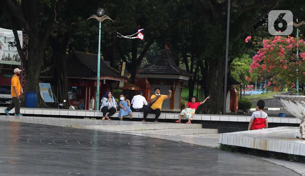Pengunjung beraktivitas di Taman Mini Indonesia Indah (TMII), Jakarta, Rabu (7/4/2021). Kementerian Sekretariat Negara secara resmi mengambil alih pengelolaan dan pemanfaatan TMII dari Yayasan Harapan Kita yang sudah dikelolanya hampir 44 tahun. (Liputan6.com/Herman Zakharia)