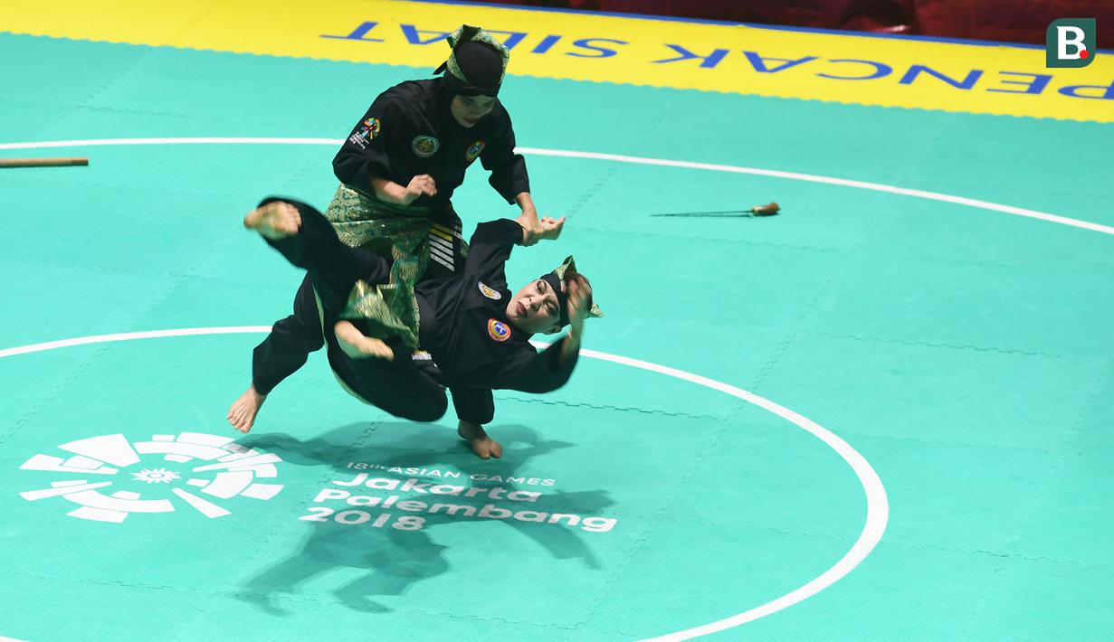 Pesilat Indonesia, Ayu Sidan Wilantari dan Ni Made Dwiyanti, saat beraksi pada Asean Games di Padepokan TMII, Jakarta, Rabu (29/8/2018). Ayu/Made berhasil meraih emas pada nomor seni ganda putri. (Merdeka.com/Imam Buhori)