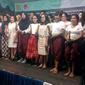 Puluhan mahasiswa program SEED Unpar 2019 yang berasal dari tiga negara ASEAN, nampak asyik dan ceria memainkan alat musik celentung, khas masyarakat Selaawi, Garut (Liputan6.com/Jayadi Supriadin)