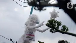Patung Virus Corona yang dipasang warga dipintu masuk perumahan Puri di Pamulang Tangerang Selatan, Banten, Rabu (14/4/2020). Patung tersebut sebagai bentuk peran aktif warga untuk sosialisasi ke masyarakat luas agar lebih waspada terhadap wabah virus corona. (merdeka.com/Dwi Narwoko)