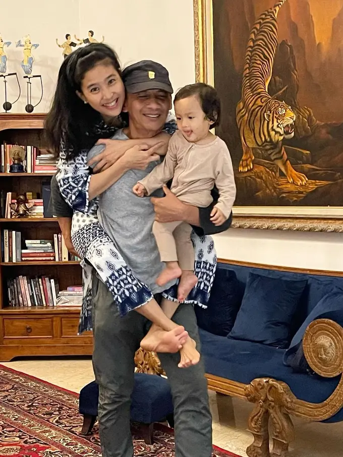 Potret Olivia zalianty bersama suami dan anaknya. (Foto: Instagram/oliviazallianty)