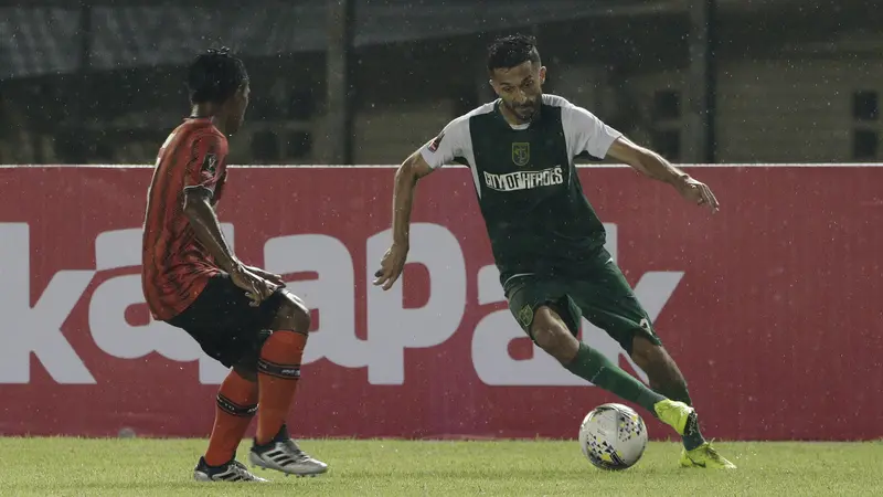 Striker Persebaya Surabaya, Manuchehr Jalilov, mengontrol bola saat melawan Perseru Serui  pada laga Piala Presiden 2019. (Bola.com/Yoppy Renato)