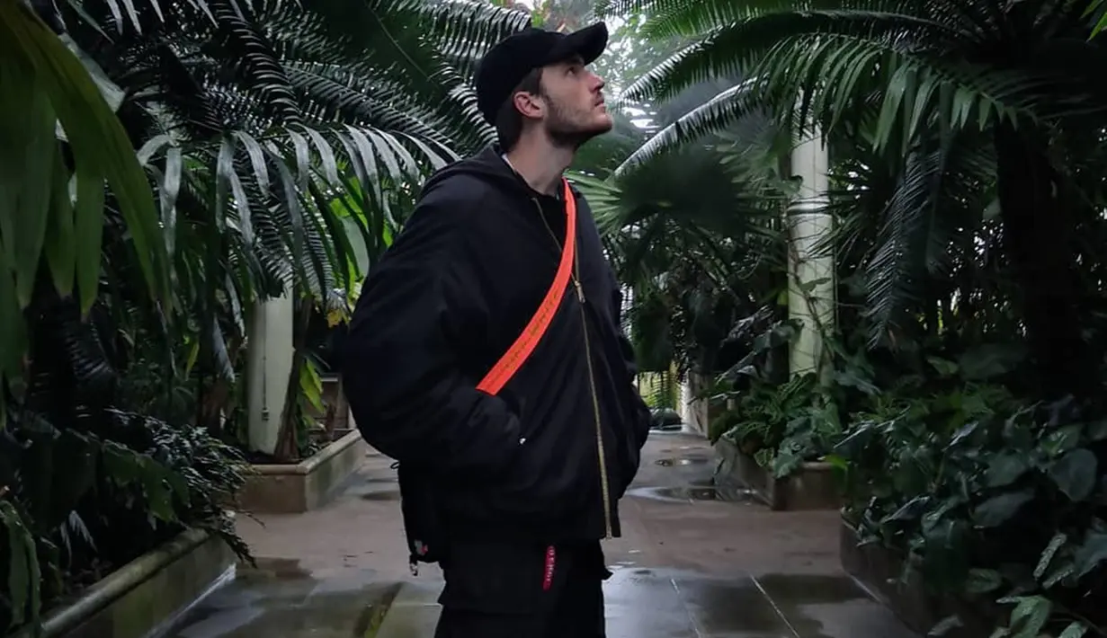 Terkadang, pria yang resmi menikah pada 2019 juga memilih menggunakan topi untuk dijadikan sebagai aksesoris tambahan. Gaya santai PewDiePie dengan outfit serba hitam ini pun bisa dijadikan inspirasi. (Liputan6.com/IG/@pewdiepie)