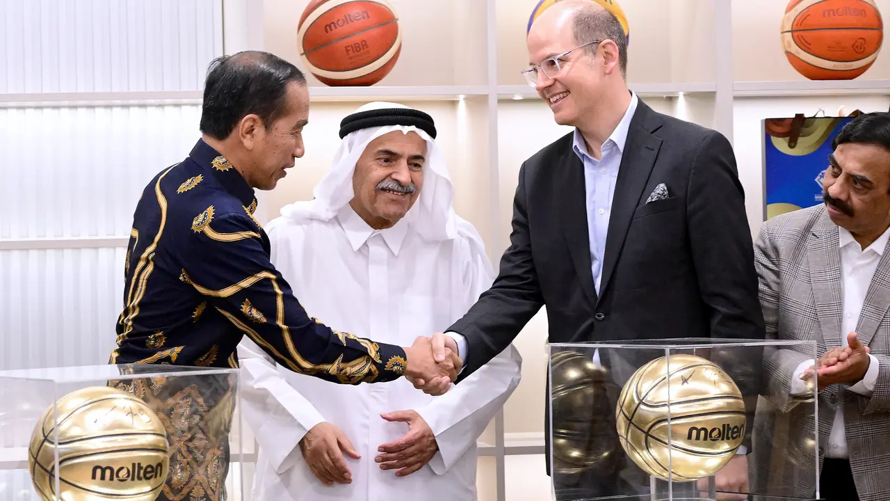 Presiden Joko Widodo atau Jokowi saar meresmikan Kantor Federasi Bola Basket Internasional atau Fédération Internationale de Basketball (FIBA) di Menara Danareksa, Jakarta, Selasa (17/9/2024).