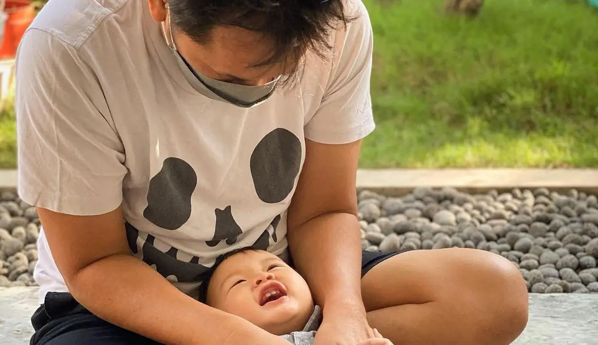 "Sekarang hari ke 11 di mana harusnya setelah 10hari nggak perlu swab atau PCR apabila tanpa gejala. Tapi untuk make sure tadi swab antigen," sambung Zaskia Adya Mecca lagi.
 (Instagram/hanungbramantyo)